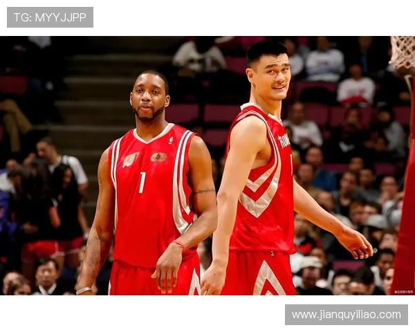 雅加达姚明与篮球明星合照瞬间展现友谊与运动精神