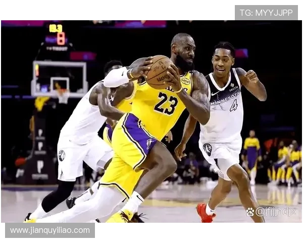 湖人大比分落后詹姆斯场边眯眼沉思神情冷峻引球迷热议